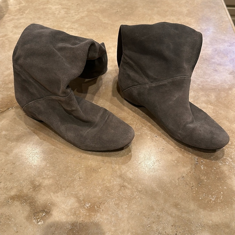 Gray suede Kenneth Cole Reaction boots size 8